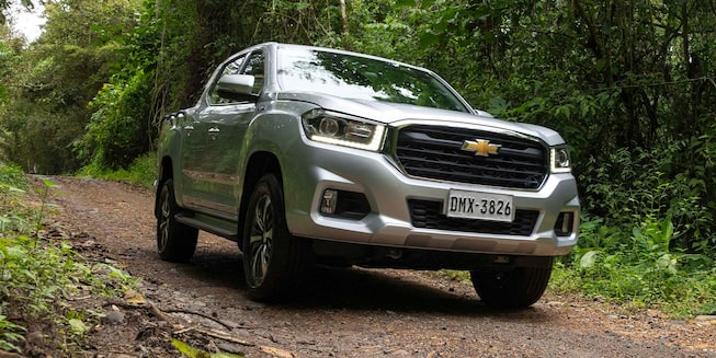 Vista frente lateral camioneta Chevrolet D-Max